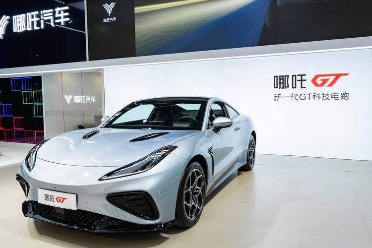 重庆51哪吒汽车在智能汽车领域的表现，领途汽车在新能源汽车市场中的影响力